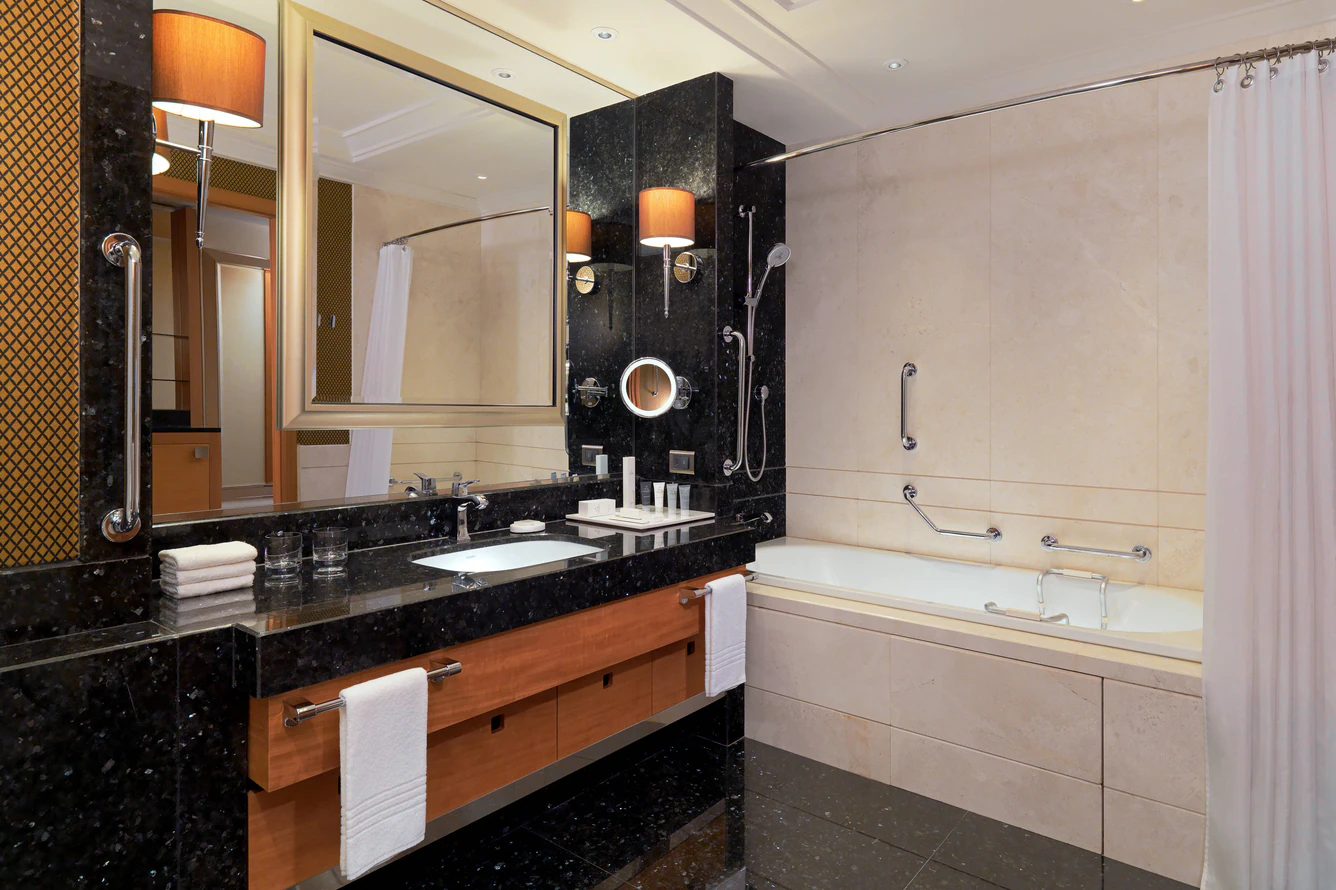 MARRIOTT Hotel-Golden Gates Travel